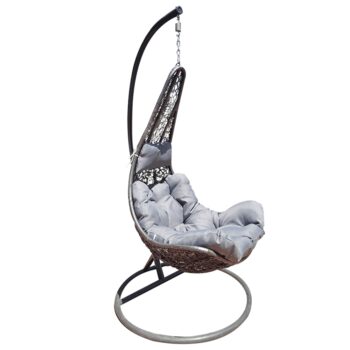 Oddýchnite si v peknom a elegantnom závesnom hojdacom kresle KALEA 2 NEW. Rozmery kresla sú (ŠxHxV): 80x80x128 cm a výška rámu je 195 cm. Kreslo je vyrobené z umelého sivého ratanu, ktorý je veľmi moderný a často používaný materiál na výrobu záhradného nábytku. Je pružný, pevný a odolný voči…