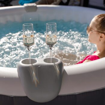 Opierka hlavy s držiakom na nápoje k vírivke Kamino je ideálnym doplnkom pre váš relaxačný zážitok vo vírivke. Tento set obsahuje tri kusy opierok, ktoré sú navrhnuté tak, aby poskytovali maximálne pohodlie a praktickosť. Vďaka modernému dizajnu a svetlej bielej farbe sa dokonale hodí do…