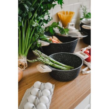 Predstavujeme vám kastról so sklenenou pokrievkou Karote s objemom 2,3 litra, ktorý je ideálnym doplnkom do každej modernej kuchyne. Tento elegantný kastról v mramorovom prevedení je navrhnutý tak, aby spĺňal všetky vaše potreby pri varení a zároveň dodával vašej kuchyni štýlový vzhľad.