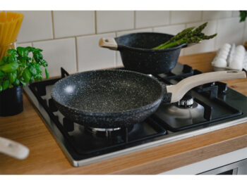 Predstavujeme vám hliníkovú panvicu s nepriľnavým povrchom Karote s priemerom 26 cm, ktorá je ideálnym doplnkom do každej modernej kuchyne. Táto panvica značky KONDELA sa vyznačuje svojím elegantným mramorovým vzhľadom a tmavosivou farbou, ktorá dodá vašej kuchyni štýlový nádych.