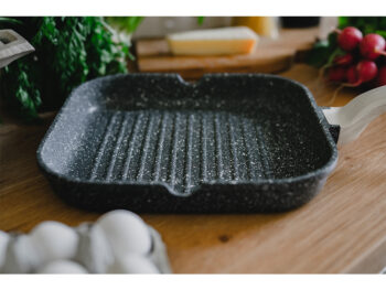 Predstavujeme vám grilovaciu panvicu s nepriľnavým povrchom Karote 28 cm - mramor, ktorá je ideálnym doplnkom do každej modernej kuchyne. Táto panvica značky KONDELA je navrhnutá tak, aby spĺňala všetky vaše potreby pri príprave chutných jedál. Vďaka svojmu modernému vzhľadu a tmavej sivej farbe…