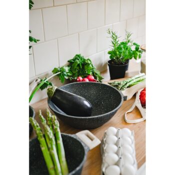 Objavte dokonalého pomocníka pre vaše kulinárske dobrodružstvá s wok panvicou s nepriľnavým povrchom Karote 30 cm - mramor. Táto moderná panvica od značky KONDELA je ideálna pre každého, kto si potrpí na kvalitu a štýl vo svojej kuchyni.