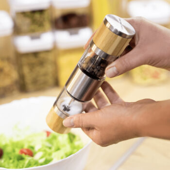 Objavte eleganciu a funkčnosť v jednom s ručným mlynčekom na korenie Kary, ktorý je ideálnym doplnkom do každej modernej kuchyne. Tento mlynček s výškou 19,5 cm kombinuje prírodný vzhľad bambusu s priehľadnými prvkami z plastu a nehrdzavejúcej ocele, čím prináša nielen estetický zážitok, ale aj…