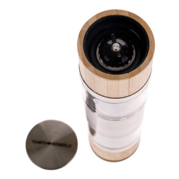 Objavte eleganciu a funkčnosť v jednom s ručným mlynčekom na korenie Kary, ktorý je ideálnym doplnkom do každej modernej kuchyne. Tento mlynček s výškou 19,5 cm kombinuje prírodný vzhľad bambusu s priehľadnými prvkami z plastu a nehrdzavejúcej ocele, čím prináša nielen estetický zážitok, ale aj…