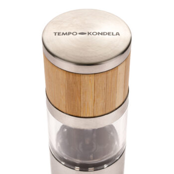 Objavte eleganciu a funkčnosť v jednom s ručným mlynčekom na korenie Kary, ktorý je ideálnym doplnkom do každej modernej kuchyne. Tento mlynček s výškou 19,5 cm kombinuje prírodný vzhľad bambusu s priehľadnými prvkami z plastu a nehrdzavejúcej ocele, čím prináša nielen estetický zážitok, ale aj…