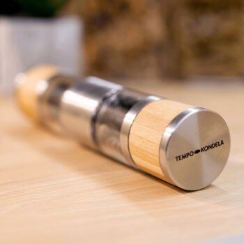 Objavte eleganciu a funkčnosť v jednom s ručným mlynčekom na korenie Kary, ktorý je ideálnym doplnkom do každej modernej kuchyne. Tento mlynček s výškou 19,5 cm kombinuje prírodný vzhľad bambusu s priehľadnými prvkami z plastu a nehrdzavejúcej ocele, čím prináša nielen estetický zážitok, ale aj…