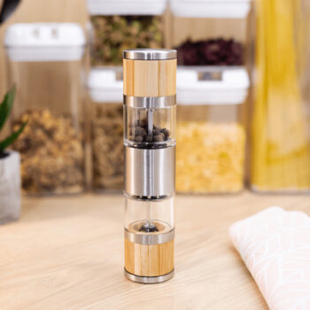 Objavte eleganciu a funkčnosť v jednom s ručným mlynčekom na korenie Kary, ktorý je ideálnym doplnkom do každej modernej kuchyne. Tento mlynček s výškou 19,5 cm kombinuje prírodný vzhľad bambusu s priehľadnými prvkami z plastu a nehrdzavejúcej ocele, čím prináša nielen estetický zážitok, ale aj…
