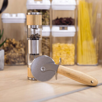 Objavte eleganciu a funkčnosť v jednom s ručným mlynčekom na korenie Kary, ktorý je ideálnym doplnkom do každej modernej kuchyne. Tento mlynček s výškou 19,5 cm kombinuje prírodný vzhľad bambusu s priehľadnými prvkami z plastu a nehrdzavejúcej ocele, čím prináša nielen estetický zážitok, ale aj…
