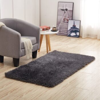 Koberec KAVALA 80x150 cm vyžaruje luxus a harmóniu, ktoré vám zamotajú hlavu. Vyrobený je z kvalitného 100% polyesteru v jemnej sivej farbe, ktorá je odrazom dokonalej moderny. Ide o originálny kúsok, ktorý sa hodí do každého interiéru. Koberec Kavala je na výber v rôznych veľkostiach. Výška vlasu…