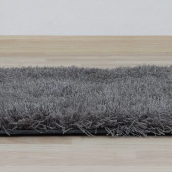 Koberec KAVALA 80x150 cm vyžaruje luxus a harmóniu, ktoré vám zamotajú hlavu. Vyrobený je z kvalitného 100% polyesteru v jemnej sivej farbe, ktorá je odrazom dokonalej moderny. Ide o originálny kúsok, ktorý sa hodí do každého interiéru. Koberec Kavala je na výber v rôznych veľkostiach. Výška vlasu…