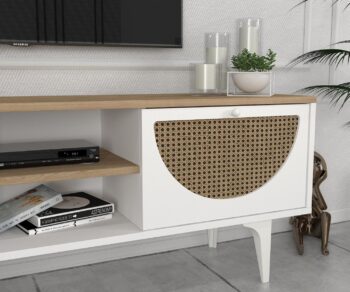 TV stolík KEBABDodajte svojej obývačke orientálny nádych s elegantným a praktickým TV stolíkom KEBAB. Tento štýlový kus nábytku je ideálny na umiestnenie vašej televízie a ďalších mediálnych zariadení, a prináša do vášho interiéru harmóniu a estetiku.Špecifikácia produktu:Typ tovaru: TV stolíkVhodné do miestnosti: Obývacia izbaMateriál: LTDRozmer: 150 x 52.8 x 35 cmFarba: Biela + svetlo hnedáVybavenie: Skrinky a regálokŠtýl: OrientálnaTvar: ObdĺžnikovýPočet dvierok: 2Hrúbka materiálu: 18 mmDodatočné informácie: Dodávame v demonteTV stolík KEBAB je skvelou voľbou pre každého, kto hľadá funkčné a estetické riešenie pre svoju obývaciu izbu. Vyrobený z kvalitného LTD materiálu s hrúbkou 18 mm, zaisťuje pevnosť a dlhú životnosť. Kombinácia bielej a svetlo hnedej farby dodáva stolíku moderný a príjemný vzhľad, ktorý sa hodí do akéhokoľvek interiéru.Vďaka svojmu obdĺžnikovému tvaru a vybaveniu skrinkami a regálkom poskytuje televízny stolík KEBAB dostatok úložného priestoru pre vaše mediálne zariadenie, BR, knihy a ďalšie doplnky. Dodávame v demonte, čo zaručuje bezpečnú prepravu a jednoduchú montáž. Pridajte do svojho domova tento jedinečný a praktický kúsok nábytku a užívajte si jeho výhody každý deň.