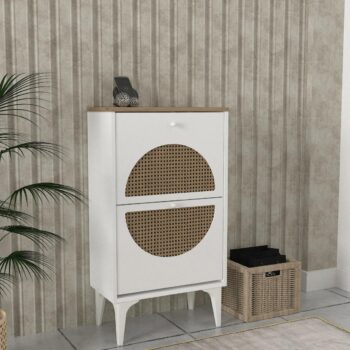 Botník KEBABDodajte svojej obývačke elegantný a praktický prvok s botníkom KEBAB. Tento štýlový a funkčný kus nábytku je ideálny na uskladnenie vašej obuvi a prináša do vášho interiéru moderný a príjemný vzhľad.Špecifikácia produktu:Typ tovaru: BotníkVhodné do miestnosti: Obývacia izbaMateriál: LTDRozmer: 100.7 x 100.7 x 29.6 cmFarba: Biela + svetlo hnedáVybavenie: Výklopné priehradkyVzhľad: VysokáHrúbka materiálu: 18 mmDodatočné informácie: Dodávame v demonteBotník KEBAB je skvelou voľbou pre každého, kto hľadá praktické a estetické riešenie pre svoju obývaciu izbu. Vyrobený z kvalitného LTD materiálu s hrúbkou 18 mm, zaisťuje pevnosť a dlhú životnosť. Kombinácia bielej a svetlo hnedej farby dodáva botníku moderný a svieži vzhľad, ktorý sa hodí do akéhokoľvek interiéru.Vďaka výklopným priehradkám poskytuje botník KEBAB dostatok úložného priestoru pre vašu obuv a zároveň šetrí miesto. Dodávame v demonte, čo zaručuje bezpečnú prepravu a jednoduchú montáž. Pridajte do svojho domova tento jedinečný a praktický kúsok nábytku a užívajte si jeho výhody každý deň.