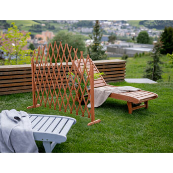 Predstavujeme vám drevenú záhradnú zástenu Kejly, ktorá je ideálnym riešením pre vašu záhradu. Táto zástena s rozmermi 250 cm na šírku, 124 cm na výšku a hĺbkou 29 cm je vyrobená z kvalitného masívneho dreva borovice, čo jej dodáva prirodzený a moderný vzhľad.