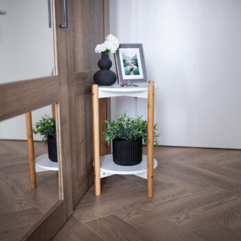 Hlinený kvetináč Kelso Typ 2 v elegantnej čiernej farbe je ideálnym doplnkom pre váš interiér. Tento moderný kvetináč od značky KONDELA sa vyznačuje svojím okrúhlym tvarom a tmavým farebným prevedením, ktoré dodáva priestoru sofistikovaný vzhľad. S rozmermi 26 cm na šírku a hĺbku a výškou 23 cm…