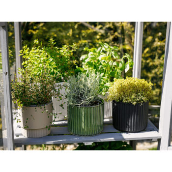 Hlinený kvetináč Kelso Typ 2 v elegantnej čiernej farbe je ideálnym doplnkom pre váš interiér. Tento moderný kvetináč od značky KONDELA sa vyznačuje svojím okrúhlym tvarom a tmavým farebným prevedením, ktoré dodáva priestoru sofistikovaný vzhľad. S rozmermi 26 cm na šírku a hĺbku a výškou 23 cm…