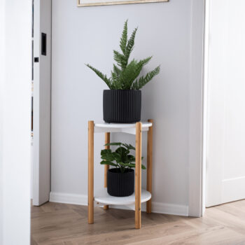 Hlinený kvetináč Kelso Typ 2 v elegantnej čiernej farbe je ideálnym doplnkom pre váš interiér. Tento moderný kvetináč od značky KONDELA sa vyznačuje svojím okrúhlym tvarom a tmavým farebným prevedením, ktoré dodáva priestoru sofistikovaný vzhľad. S rozmermi 26 cm na šírku a hĺbku a výškou 23 cm…