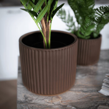 Hlinený kvetináč Kelso Typ 2 v elegantnej hnedej farbe je ideálnym doplnkom pre váš interiér. Tento moderný kvetináč od značky KONDELA je navrhnutý tak, aby priniesol do vášho domova prírodný a štýlový vzhľad. Jeho okrúhly tvar a tmavé farebné prevedenie dodávajú priestoru…