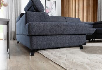 Kesada je jednoduchý tvar, ale elegantný a veľmi štýlový kút s rozmermi 330 x 190 x 98 cm je udržiavaný v exkluzívnom štýle.Sedacia súprava je multifunkčný kus nábytku, pretože okrem priestrannej sedačky na relax počas dňa ju možno využiť aj ako miesto na regeneráciu a oddych v noci. Vďaka mechanizmu typu delfín - ľahko a rýchlo premeníme každodennú pohovku na pohodlnú posteľ s rozmermi 110 x 250 cm.Priestranný kontajner na lôžkoviny umiestnený v otomane nám pomôže vrátiť sa k návratnej forme dennej pohovky. Výnimočné pohodlie a komfort, ktoré umocňujú zážitok z maximálneho pohodlia, má na svedomí 45 cm vysoký sedák vyrobený z unikátnych pien - T30 a HR. Okrem toho zvyšujú pružnosť a elasticitu pohovky a zabraňujú vzniku nevzhľadných dutín v jej štruktúre.Orientácia rohu: pravý , sedaciu súpravu je možné objednať aj v ľavom prevedení.Poťahová látka: Monolith 63Ponúka možnosť nastavenia opierky hlavy vyplnené PUR penou T25 a elegantné kovové nohy,ktoré zaistia vzdušnosť.Rozmery:ŠxHxV: 330 cm x 190 cm x 45-98 cmhĺbka sedu: 55 cmvýška sedu: 45 cmplocha na spanie: 110 x 250 cmhustota peny sedenie: T30+HRhustota peny opierka: T25hmotnosť: 230 kg Kesada je sedacia súprava, ktorá bude zaručene obľubeným kúskom nábytku vo Vašej domácnosti.Nastavenie Vášho displeja môže spôsobiť odchýlku vo farbe vzoriek poťahových látok.