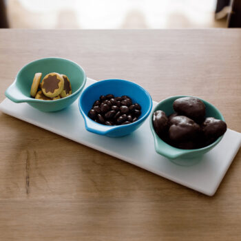 Predstavujeme vám elegantnú servírovaciu misku na podnose (3 ks) od značky KONDELA, ktorá je ideálnym doplnkom pre každú modernú domácnosť. Táto sada misiek vyniká svojím štýlovým dizajnom a farebnou kombináciou bielej, modrej, tyrkysovej a azúrovej farby, čo z nej robí atraktívny prvok vášho…