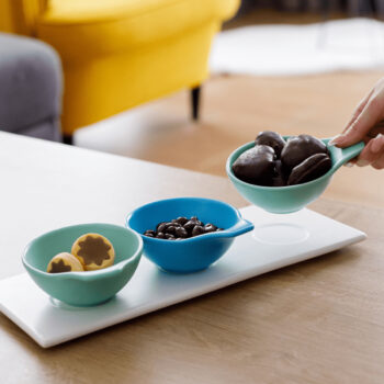 Predstavujeme vám elegantnú servírovaciu misku na podnose (3 ks) od značky KONDELA, ktorá je ideálnym doplnkom pre každú modernú domácnosť. Táto sada misiek vyniká svojím štýlovým dizajnom a farebnou kombináciou bielej, modrej, tyrkysovej a azúrovej farby, čo z nej robí atraktívny prvok vášho…