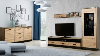 Televízny stolík KESSY je v modernom prevedení. Je vhodný do moderných interiérov.Televízny stolík je vyrobený z kvalitných LTD dosiek o hrúbke 16 mm. Má ABS hrany. Je nenáročná na údržbu. Úchyty sú vyrobené z kovu v čiernom prevedení. Zadná stena je zo sololitu HDF o hrúbke 2,5 mm.Televízny stolík disponuje zásuvkami a otvorenou policou.Farebné prevedenie: dub Artisan / čierna.Rozmery (š,v,h): 180 x 50 x 43 cm.KESSY je praktický obývací sektor, vhodný do moderných a štýlových interiérov. Skladá sa z viacerých prvkov, vďaka ktorým si vytvoríte obývačku podľa predstáv.Dodávame v demontovanom stave.
