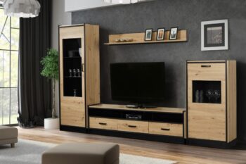 Televízny stolík KESSY je v modernom prevedení. Je vhodný do moderných interiérov.Televízny stolík je vyrobený z kvalitných LTD dosiek o hrúbke 16 mm. Má ABS hrany. Je nenáročná na údržbu. Úchyty sú vyrobené z kovu v čiernom prevedení. Zadná stena je zo sololitu HDF o hrúbke 2,5 mm.Televízny stolík disponuje zásuvkami a otvorenou policou.Farebné prevedenie: dub Artisan / čierna.Rozmery (š,v,h): 142 x 50 x 43 cm.KESSY je praktický obývací sektor, vhodný do moderných a štýlových interiérov. Skladá sa z viacerých prvkov, vďaka ktorým si vytvoríte obývačku podľa predstáv.Dodávame v demontovanom stave.