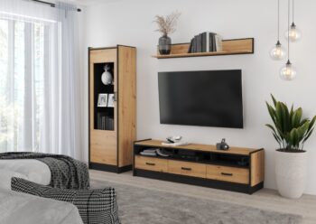 Kombinovaná komoda KESSY je v modernom prevedení. Je vhodná do moderných interiérov.Kombinovaná komoda je vyrobená z kvalitných LTD dosiek o hrúbke 16 mm. Má ABS hrany. Je nenáročná na údržbu. Úchyty sú vyrobené z kovu v čiernom prevedení. Zadná stena je zo sololitu HDF o hrúbke 2,5 mm.Komoda je dvojdverová a disponuje tiež praktickými zásuvkami.Farebné prevedenie: dub Artisan / čierna.Rozmery (š,v,h): 180 x 90 x 43 cm.KESSY je praktický obývací sektor, vhodný do moderných a štýlových interiérov. Skladá sa z viacerých prvkov, vďaka ktorým si vytvoríte obývačku podľa predstáv.Dodávame v demontovanom stave.