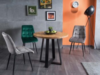 Dizajnová jedálenská stolička v modernom zamatovom prevedení. Pre pohodlné sedenie má stolička čalúnený sedák aj opierku. Farba šedá. Šmrnc stoličke dodáva elegantné prešívanie čalúnenia. Nohy stoličky sú kovové v čiernej farbe. Stolička je vhodná do moderných priestorov, do jedálne, kuchyne či reštaurácie.Rozmery stoličky:Celková výška stoličky: 89 cmVýška sedáku: 49 cmHĺbka: 44 cmŠírka: 51 cmDodávané v demonte. Stolička je dostupná aj v ďalších farbách.