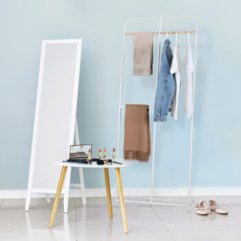 Stojan na šaty Kilby v bielej farbe je ideálnym riešením pre tých, ktorí hľadajú praktický a moderný doplnok do svojho interiéru. Tento stojan je navrhnutý tak, aby poskytoval dostatok priestoru na zavesenie oblečenia, pričom jeho rozmery sú 61 cm na šírku, 45 cm na hĺbku a 163 cm na výšku.…