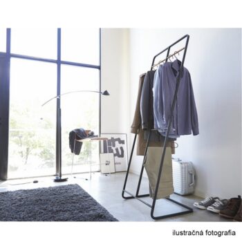 Stojan na šaty Kilby v elegantnej čiernej farbe je ideálnym riešením pre tých, ktorí hľadajú praktický a štýlový doplnok do svojho interiéru. Tento moderný stojan je vyrobený z kvalitného kovu, čo zaručuje jeho dlhú životnosť a stabilitu. S rozmermi 61 cm na šírku, 45 cm na hĺbku a výškou 163 cm…