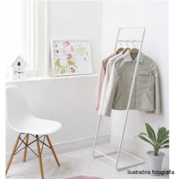 Stojan na šaty Kilby v elegantnej čiernej farbe je ideálnym riešením pre tých, ktorí hľadajú praktický a štýlový doplnok do svojho interiéru. Tento moderný stojan je vyrobený z kvalitného kovu, čo zaručuje jeho dlhú životnosť a stabilitu. S rozmermi 61 cm na šírku, 45 cm na hĺbku a výškou 163 cm…