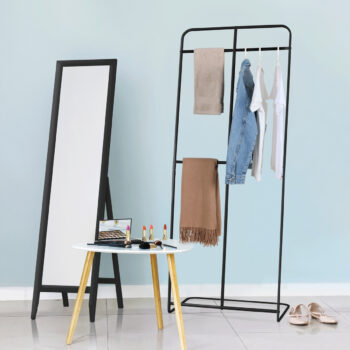 Stojan na šaty Kilby v elegantnej čiernej farbe je ideálnym riešením pre tých, ktorí hľadajú praktický a štýlový doplnok do svojho interiéru. Tento moderný stojan je vyrobený z kvalitného kovu, čo zaručuje jeho dlhú životnosť a stabilitu. S rozmermi 61 cm na šírku, 45 cm na hĺbku a výškou 163 cm…