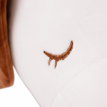 Plyšový psík Kingo Typ 3 je ideálnym spoločníkom pre deti aj dospelých, ktorí milujú mäkké a príjemné hračky. S dĺžkou 112 cm a kombináciou bielej a hnedej farby sa stane neoddeliteľnou súčasťou vášho domova. Tento roztomilý psík je vyrobený z kvalitného polyesteru, čo zaručuje jeho odolnosť…