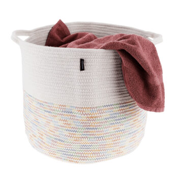 Pletený kôš Kland s rozmermi 40x37 cm v elegantnej bielej farbe je ideálnym doplnkom pre váš interiér. Tento moderný kôš, vyrobený z kvalitnej látky kombinujúcej bavlnu a polyester, ponúka nielen praktické využitie, ale aj estetický vzhľad, ktorý sa hodí do každého priestoru.