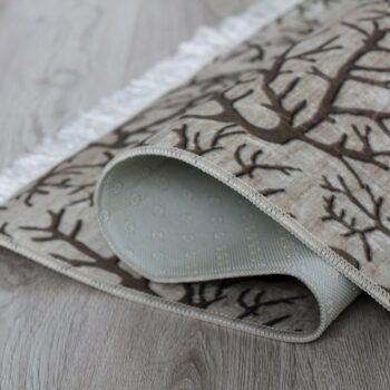 S jedinečným kobercom ARILA nádherne oživíte Vašu domácnosť. Vneste trochu prírody k Vám domov a zažívajte príjemnú tichú atmosféru, ktorú tento koberec vytvára. Jeho rozmery sú (ŠxD): 80x200 cm. Koberec sa skladá z troch vrstiev. Základ tvorí plsť, na ktorej je tenká penová vrstva. Povrch koberca…