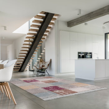 Koberec so strapcami FIRBI bude jedným z najdôležitejších doplnkov domácnosti. Plní izolačnú funkciu, no slúži aj ako príjemná dekorácia. Štýlová farebná škála hnedej, sivej, bordovej a vzor štvorcov spestrí aj tú najponurejšiu miestnosť. Tento moderný koberec doladí interiér a vytvorí útulnú…