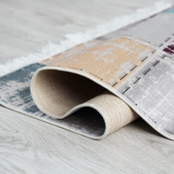 Koberec so strapcami FIRBI bude jedným z najdôležitejších doplnkov domácnosti. Plní izolačnú funkciu, no slúži aj ako príjemná dekorácia. Štýlová farebná škála hnedej, sivej, bordovej a vzor štvorcov spestrí aj tú najponurejšiu miestnosť. Tento moderný koberec doladí interiér a vytvorí útulnú…