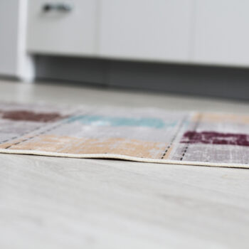 Koberec so strapcami FIRBI bude jedným z najdôležitejších doplnkov domácnosti. Plní izolačnú funkciu, no slúži aj ako príjemná dekorácia. Štýlová farebná škála hnedej, sivej, bordovej a vzor štvorcov spestrí aj tú najponurejšiu miestnosť. Tento moderný koberec doladí interiér a vytvorí útulnú…