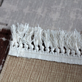 Koberec so strapcami FIRBI bude jedným z najdôležitejších doplnkov domácnosti. Plní izolačnú funkciu, no slúži aj ako príjemná dekorácia. Štýlová farebná škála hnedej, sivej, bordovej a vzor štvorcov spestrí aj tú najponurejšiu miestnosť. Tento moderný koberec doladí interiér a vytvorí útulnú…