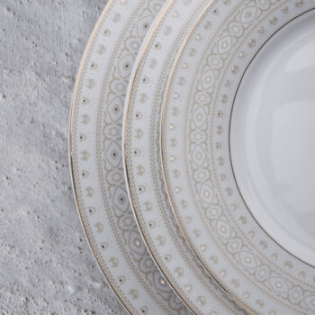 Predstavujeme vám elegantnú porcelánovú jedálenskú súpravu Kominor Typ 2, ktorá sa skladá z 18 kusov a je ideálnym doplnkom pre každú modernú domácnosť. Táto súprava vyniká svojím sofistikovaným dizajnom v kombinácii bielej, sivej a zlatej farby, čo jej dodáva nadčasový vzhľad.