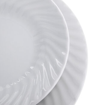 Predstavujeme vám elegantnú porcelánovú jedálenskú súpravu Kominor Typ 3, ktorá je ideálnym doplnkom pre každú modernú domácnosť. Táto súprava obsahuje 18 kusov, ktoré sú navrhnuté tak, aby priniesli do vášho stolovania nádych sofistikovanosti a štýlu.