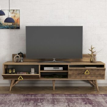 Štýlový TV stolík na nožičkách KOMPA vás očarí svojim minimalistickým dizajnom a priaznivou cenou.TV skrinka poskytuje dostatok úložného priestoru vo forme skriniek s výklopom. V strednej časti sú dve otvorené police na uloženie wifi routera a podobne.Farebné prevedenie: sapphireRozmery TV stolíka: Šírka: 180 cmVýška: 48,6 cmHĺbka: 29,5 cmDodávame v demontovanom stave.