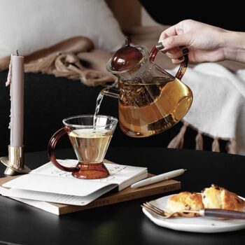 Objavte eleganciu a funkčnosť v jednom s naším skleneným čajníkom so sitkom a šálkou Konvo. Tento moderný čajník je ideálnym doplnkom do každej kuchyne, ktorý zaujme svojím priehľadným a hnedým dizajnom. S objemom 500 ml pre čajník a 180 ml pre šálku ponúka dostatok priestoru na prípravu vášho…