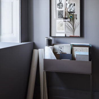 Praktický a veľmi štýlový kovový kvetináč INDIZE TYP 3 je ideálnym pomocníkom, ktorý zaručene všestranne využijete. Rozmery kvetináča sú (ŠxHxV): 55x20x70 cm. Výška kvetináča bez stojana je 15 cm. Vyrobený je z pevného kovu, ktorý drží stabilitu celej konštrukcie. Farebné prevedenie má v bielej…