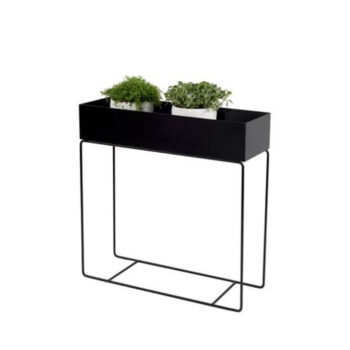 Praktický a veľmi štýlový kovový kvetináč INDIZE TYP 3 je ideálnym pomocníkom, ktorý zaručene všestranne využijete. Rozmery kvetináča sú (ŠxHxV): 55x20x70 cm. Výška kvetináča bez stojana je 15 cm. Vyrobený je z pevného kovu, ktorý drží stabilitu celej konštrukcie. Farebné prevedenie má v bielej…