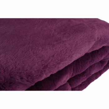 Ideálnym spoločníkom na chladné noci či užívanie piatkového večera pri dobrom filme je kožušinová deka RABITA TYP 6 NEW. Rozmery deky sú (ŠxD): 150x180 cm. Deka je vyrobená z kvalitného 100% polyesterového vlákna. Farebné prevedenie deky je výnimočná fialová. Výška vlasu je 1,7 cm a gramáž je 700g…