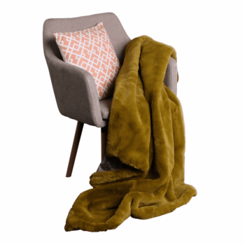 Ideálnym spoločníkom na chladné noci či užívanie piatkového večera pri dobrom filme je kožušinová deka RABITA TYP 8 NEW. Rozmery deky sú (ŠxD): 150x180 cm. Deka je vyrobená z kvalitného 100% polyesterového vlákna. Farebné prevedenie deky je výrazná zelená-greenery. Výška vlasu je 1,7 cm a gramáž je…