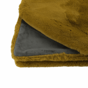 Ideálnym spoločníkom na chladné noci či užívanie piatkového večera pri dobrom filme je kožušinová deka RABITA TYP 8 NEW. Rozmery deky sú (ŠxD): 150x180 cm. Deka je vyrobená z kvalitného 100% polyesterového vlákna. Farebné prevedenie deky je výrazná zelená-greenery. Výška vlasu je 1,7 cm a gramáž je…