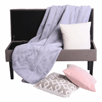 Ideálnym spoločníkom na chladné noci či užívanie piatkového večera pri dobrom filme je kožušinová deka RABITA TYP 9 NEW. Rozmery deky sú (ŠxD): 150x180 cm. Deka je vyrobená z kvalitného 100% polyesterového vlákna. Farebné prevedenie deky je jemná svetlosivá. Výška vlasu je 1,7 cm a gramáž je 700g…