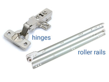 Ak hľadáte komodu, ktorá je priestranná, prakticky usporiadaná a navyše dobre vyzerá, práve ste ju našli. Dvojdverová komoda KRAMFORS je stelesnením dokonalosti. Štyri zásuvky v strede komody a dve skrinky po oboch jej stranách sa postarajú o Vaše oblečenie alebo iné doplnky, či dokumenty, ktoré…